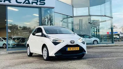 Wit Occasion 2018 Toyota Aygo X-play Hatchback | € 7.350 (Eerlijke prijs)