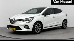 Wit Gebruikt 2022 Renault Clio V Techno Hatchback | € 18.435 (Eerlijke prijs)