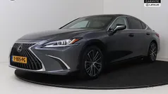 Sonic grey metallic (donker grijs metallic) Gebruikt 2023 Lexus ES300H Business Edition Sedan | € 43.450 (Eerlijke prijs)