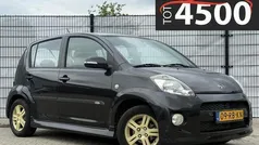 Zwart, metallic lak Gebruikt 2005 Daihatsu Sirion Hatchback | € 2.250 (Goede deal)