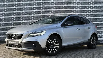 Grijs Occasion 2019 Volvo V40 Momentum Hatchback | € 18.894 (Goede deal)