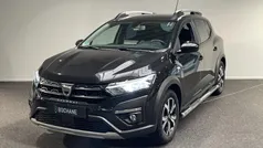 Zwart Gebruikt 2021 Dacia Sandero Essentiel Hatchback | € 15.695 (Eerlijke prijs)