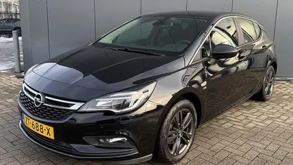 Zwart Gebruikt 2019 Opel Astra Edition Hatchback | € 9.945 (Eerlijke prijs)