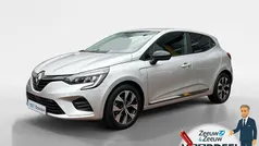 Platiniumgrijs d69 Gebruikt 2023 Renault Clio V Evolution Hatchback | € 16.440 (Eerlijke prijs)