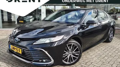 Zwart Occasion 2023 Toyota Camry Executive Sedan | € 38.395 (Eerlijke prijs)