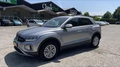 Grijs, metallic lak Gebruikt 2023 VW T-Roc Life SUV | € 32.450 (Eerlijke prijs)