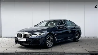M carbonschwarz Gebruikt 2022 BMW 545e M Sport Sedan | € 57.900 (Eerlijke prijs)