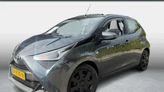 Grijs, metallic lak Gebruikt 2019 Toyota Aygo X-play Hatchback | € 10.950 (Eerlijke prijs)