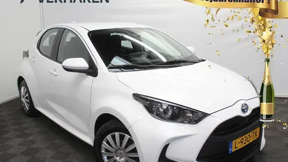Wit Gebruikt 2021 Toyota Yaris Hybrid Active Hatchback | € 17.400 (Eerlijke prijs)