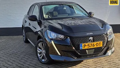 Zwart Occasion 2021 Peugeot e-208 Allure Hatchback | € 14.750 (Eerlijke prijs)