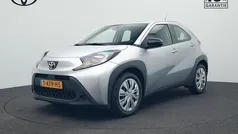 Grijs metallic Gebruikt 2023 Toyota Aygo Play Hatchback | € 16.945 (Eerlijke prijs)