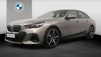 Oxidgrau metallic (grijs metallic) Gebruikt 2024 BMW 530e Comfort Edition Sedan | € 62.900 (Eerlijke prijs)