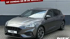 Grijs, metallic lak Gebruikt 2018 Ford Focus ST-Line Hatchback | € 10.999 (Eerlijke prijs)