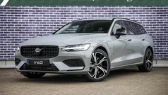 Grijs, metallic lak Nieuw 2025 Volvo V60 Stationwagen | € 56.975 (Eerlijke prijs)