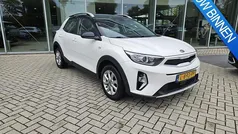 (bud) clear white/black s Gebruikt 2021 Kia Stonic SUV | € 16.445 (Eerlijke prijs)