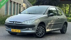 Grijs Gebruikt 2002 Peugeot 206 Premium Hatchback | € 1.799 (Eerlijke prijs)