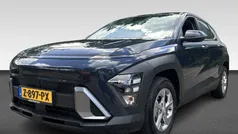 Denim blue (blauw metallic) Gebruikt 2024 Hyundai Kona Comfort SUV | € 29.930 (Eerlijke prijs)