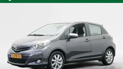 Grijs (metallic) Gebruikt 2013 Toyota Yaris Trend Hatchback | € 7.950 (Eerlijke prijs)