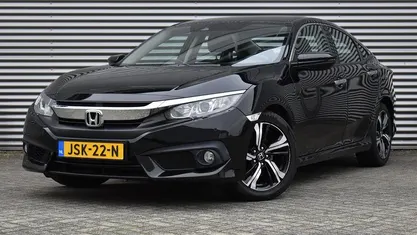 Zwart (metallic) Gebruikt 2018 Honda Civic Elegance Sedan | € 19.950 (Super prijs)