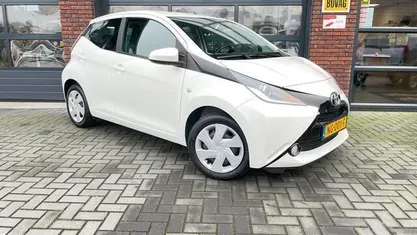 Occasion Toyota Aygo X-play 69 PK (50 kW) 2017 Wit Hatchback