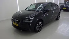 Zwart (metallic) Gebruikt 2023 Opel Corsa-e Hatchback | € 18.250 (Eerlijke prijs)