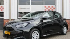 Zwart Gebruikt 2021 Toyota Yaris Hybrid Active Hatchback | € 19.495 (Eerlijke prijs)