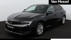 Zwartdiamond black metallic Gebruikt 2023 Opel Astra Business Edition Hatchback | € 20.940 (Eerlijke prijs)