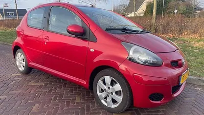Occasion Toyota Aygo 68 PK (50 kW) 2011 Rood Hatchback