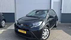 Zwart Gebruikt 2024 Toyota Aygo Play Hatchback | € 17.500 (Eerlijke prijs)