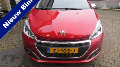 Rood Gebruikt 2019 Peugeot 208 Signature Sky Hatchback | € 12.350 (Eerlijke prijs)