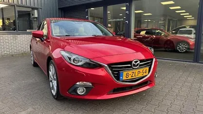 Rood Gebruikt 2015 Mazda 3 Hatchback | € 10.950 (Eerlijke prijs)