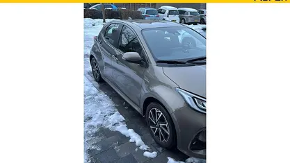 Grijs Gebruikt 2021 Toyota Yaris Hybrid Hatchback | € 19.950 (Eerlijke prijs)