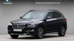 Saphirschwarz metallic (donker zwart metallic) Gebruikt 2020 BMW X1 Comfort Edition SUV | € 29.900 (Eerlijke prijs)