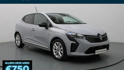 Grijs metallic Gebruikt 2024 Renault Clio V Evolution Hatchback | € 20.990 (Eerlijke prijs)