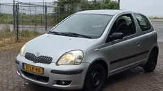 Grijs Gebruikt 2003 Toyota Yaris Luna Hatchback | € 1.799 (Eerlijke prijs)