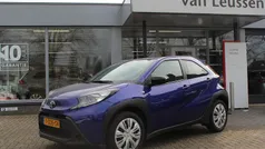 Blauw, metallic lak Gebruikt 2023 Toyota Aygo Play Hatchback | € 15.740 (Eerlijke prijs)