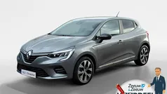 Grijs Gebruikt 2023 Renault Clio V Evolution Hatchback | € 17.935 (Eerlijke prijs)