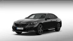 Saphirschwarz metallic (475) (zwart metallic) Nieuw 2025 BMW 550e M Sport Sedan | € 105.302 (Eerlijke prijs)