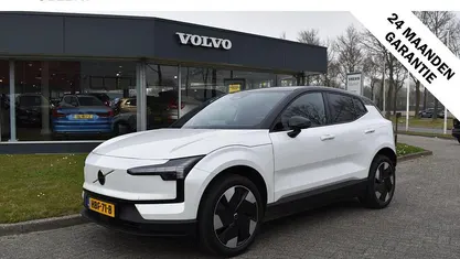 Wit, metallic lak Gebruikt 2025 Volvo EX30 Plus SUV | € 35.900 (Eerlijke prijs)