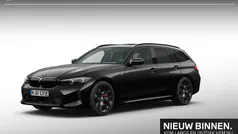 Saphirschwarz metallic (475) (zwart metallic) Gebruikt 2025 BMW 330e M Sport Stationwagen | € 58.900 (Eerlijke prijs)