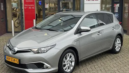 Gebruikt 2015 Toyota Auris Hybrid Executive Hatchback | € 14.499 (Eerlijke prijs)