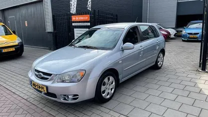 Blauw, metallic lak Gebruikt 2006 Kia Cerato LX Sedan | € 1.499 (Eerlijke prijs)