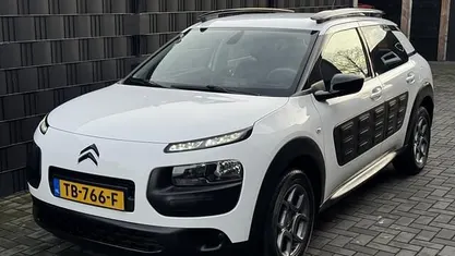 Wit Occasion 2017 Citroën C4 PureTech SUV | € 7.450 (Eerlijke prijs)