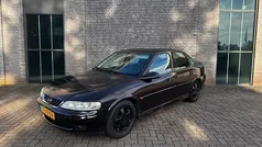 Rood Gebruikt 2000 Opel Vectra Business Edition Sedan | € 1.299 (Eerlijke prijs)