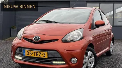 Oranje Gebruikt 2012 Toyota Aygo Hatchback | € 3.943 (Eerlijke prijs)