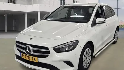 Wit (metallic) Occasion 2022 Mercedes 200 MPV | € 10.950 (Eerlijke prijs)