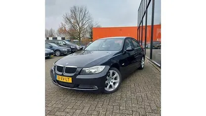 Zwart (metallic) Gebruikt 2007 BMW 318 Comfort Edition Sedan | € 5.250 (Eerlijke prijs)