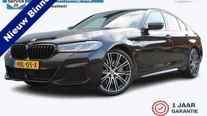 Zwart (metallic) Occasion 2022 BMW 545e M Sport Sedan | € 47.950 (Eerlijke prijs)