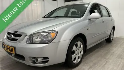 Occasion Kia Cerato 105 PK (77 kW) 2007 Grijs, metallic lak Hatchback