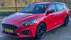 Rood Gebruikt 2019 Ford Focus ST-Line Stationwagen | € 7.495 (Super prijs)